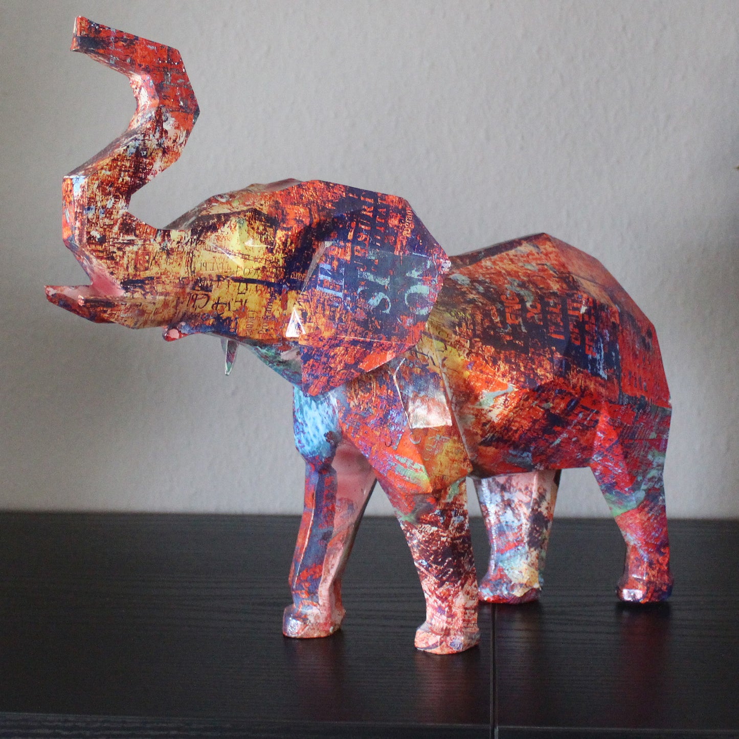 Dekofigur Elefant 38 cm Modernes Pop Art und Graffiti Design Kantige geometrische Skulptur aus Polyresin Bunte Deko für Wohnzimmer und Büro Hingucker und Geschenkidee