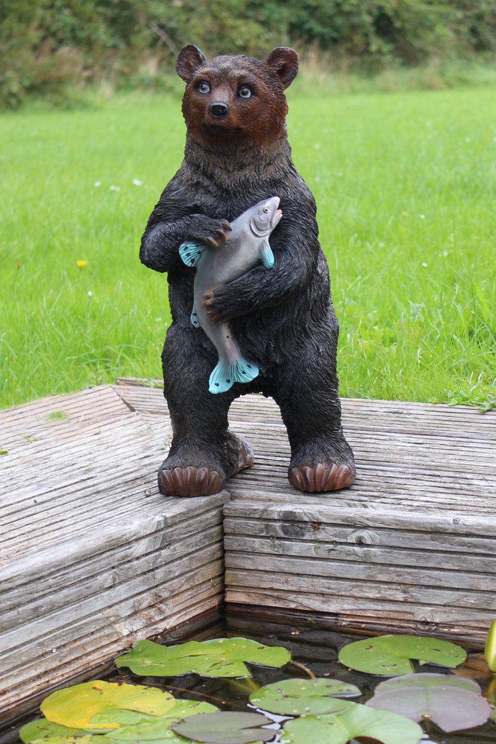 Tierfigur Bär mit Fisch Gartenfigur Teichdekoration