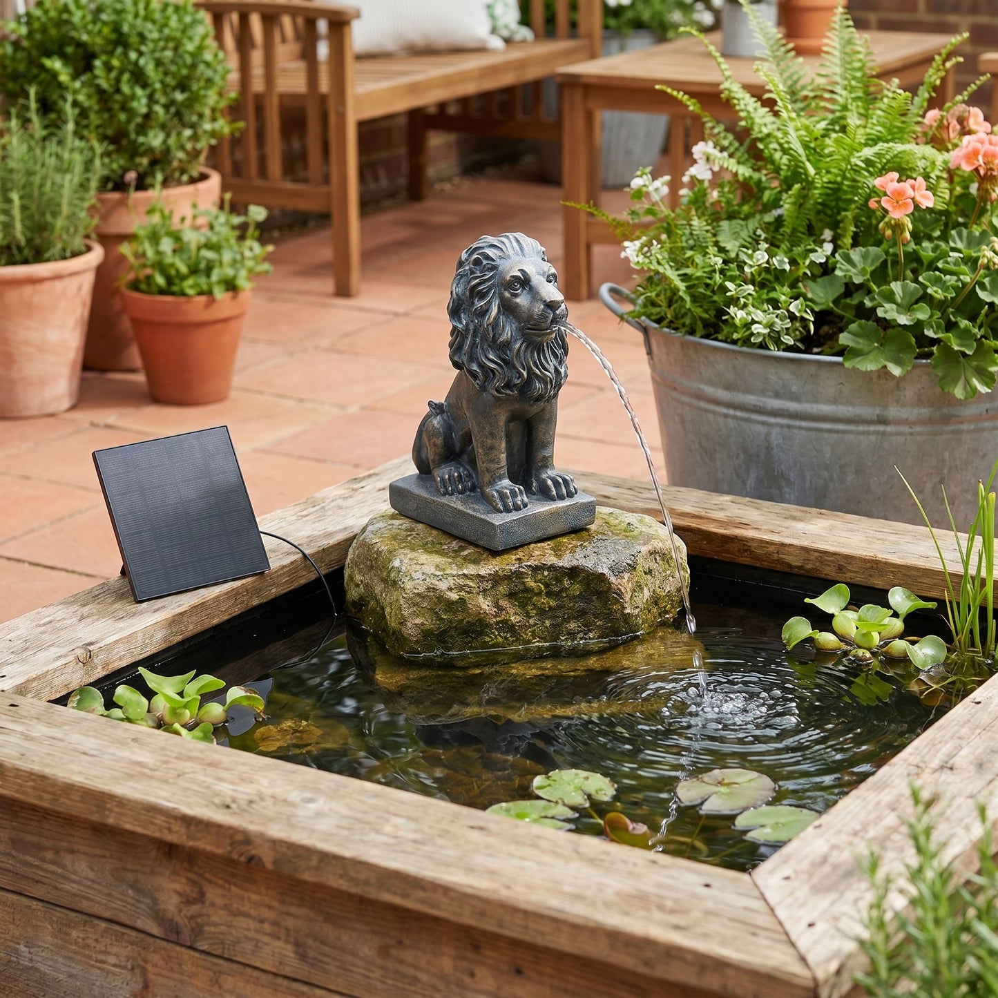Löwe Solar Brunnen Wasserspeier solarbetrieben – Teichfigur mit Solarpumpe & Wasserspiel – Gartendeko aus Polyresin in Bronze-Optik 29×20x36,5 cm Solarteichfigur für Gartenteich & Wasserlauf