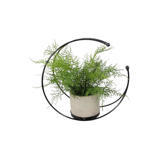 Künstlicher Farn mit dekorativer Metallaufhängung