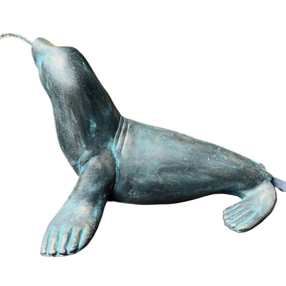 Seehund Wasserspeier solarbetrieben – Teichfigur mit Solarpumpe & Wasserspiel – Gartendeko aus Polyresin in Bronze-Optik – 30 × 23 × 20 cm – Solarteichfigur für Gartenteich & Wasserlauf
