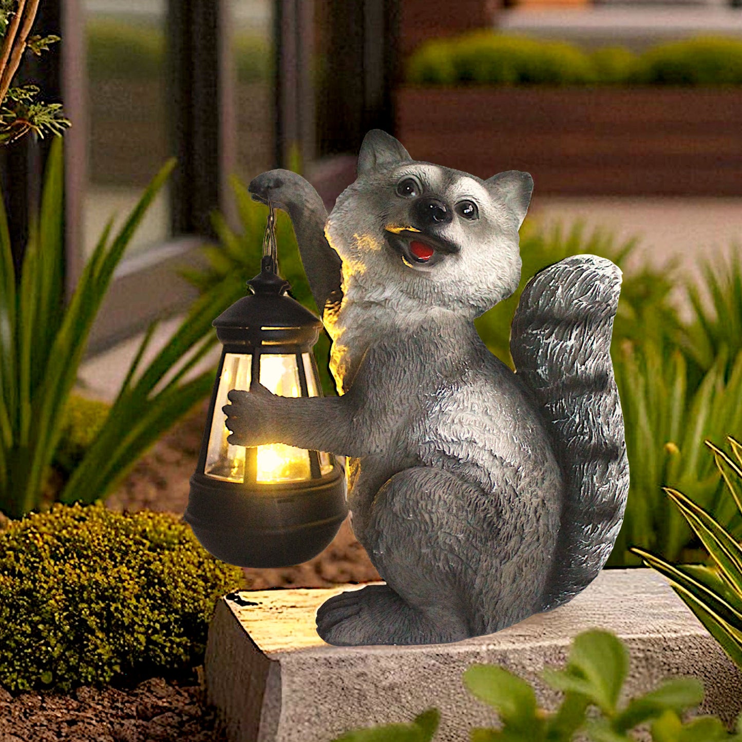 Waschbär Solarleuchte mit LED Laterne Solarlampe Gartenfigur aus Polyresin – warmweißes Licht bei Dämmerung – wetterfeste Deko 21 cm mit austauschbarem Akku