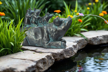Familie Schwein Wasserspeier solarbetrieben – Teichfigur mit Solarpumpe & Wasserspiel – Gartendeko aus Polyresin in Bronze-Optik – 32 × 14 × 21 cm – Solarteichfigur für Gartenteich & Wasserlauf