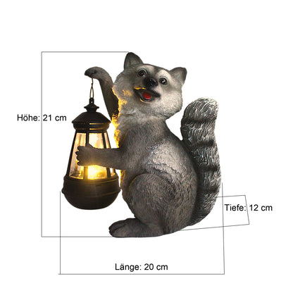 Waschbär Solarleuchte mit LED Laterne Solarlampe Gartenfigur aus Polyresin – warmweißes Licht bei Dämmerung – wetterfeste Deko 21 cm mit austauschbarem Akku