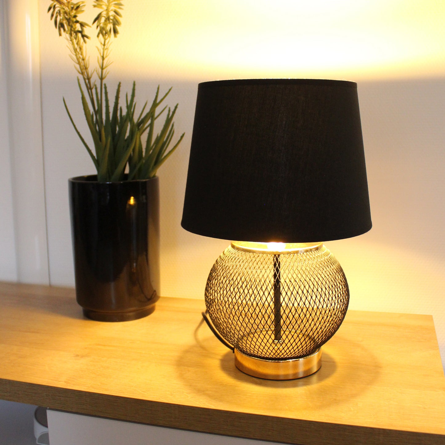 Tischlampe schwarz gold rund 25x38 cm mit schwarzem Schirm Nachttischlampe