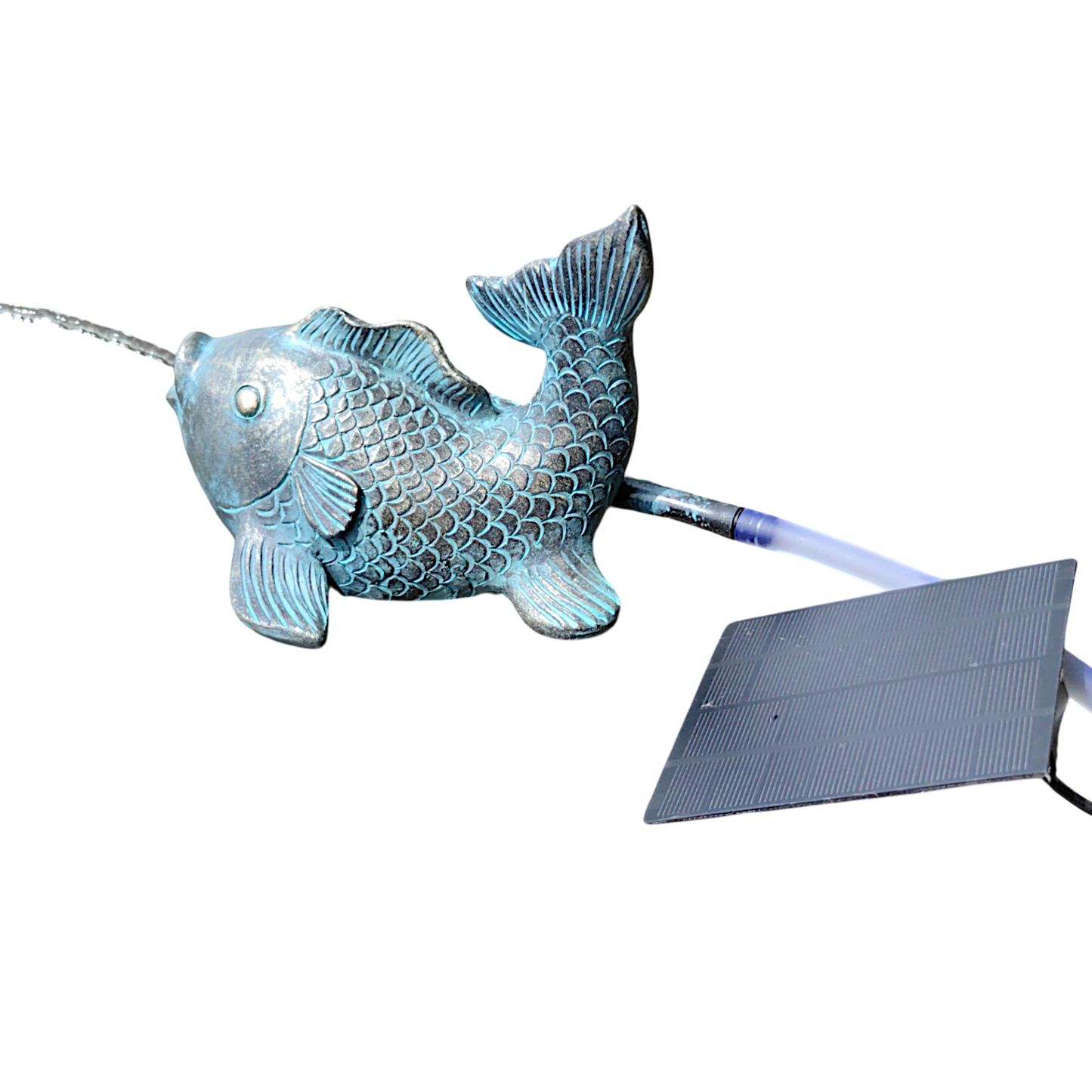 Fisch Karpfen Wasserspeier solarbetrieben – Teichfigur mit Solarpumpe & Wasserspiel – Gartendeko aus Polyresin in Bronze-Optik – 17,5 × 16 × 14 cm – Solarteichfigur für Gartenteich & Wasserlauf