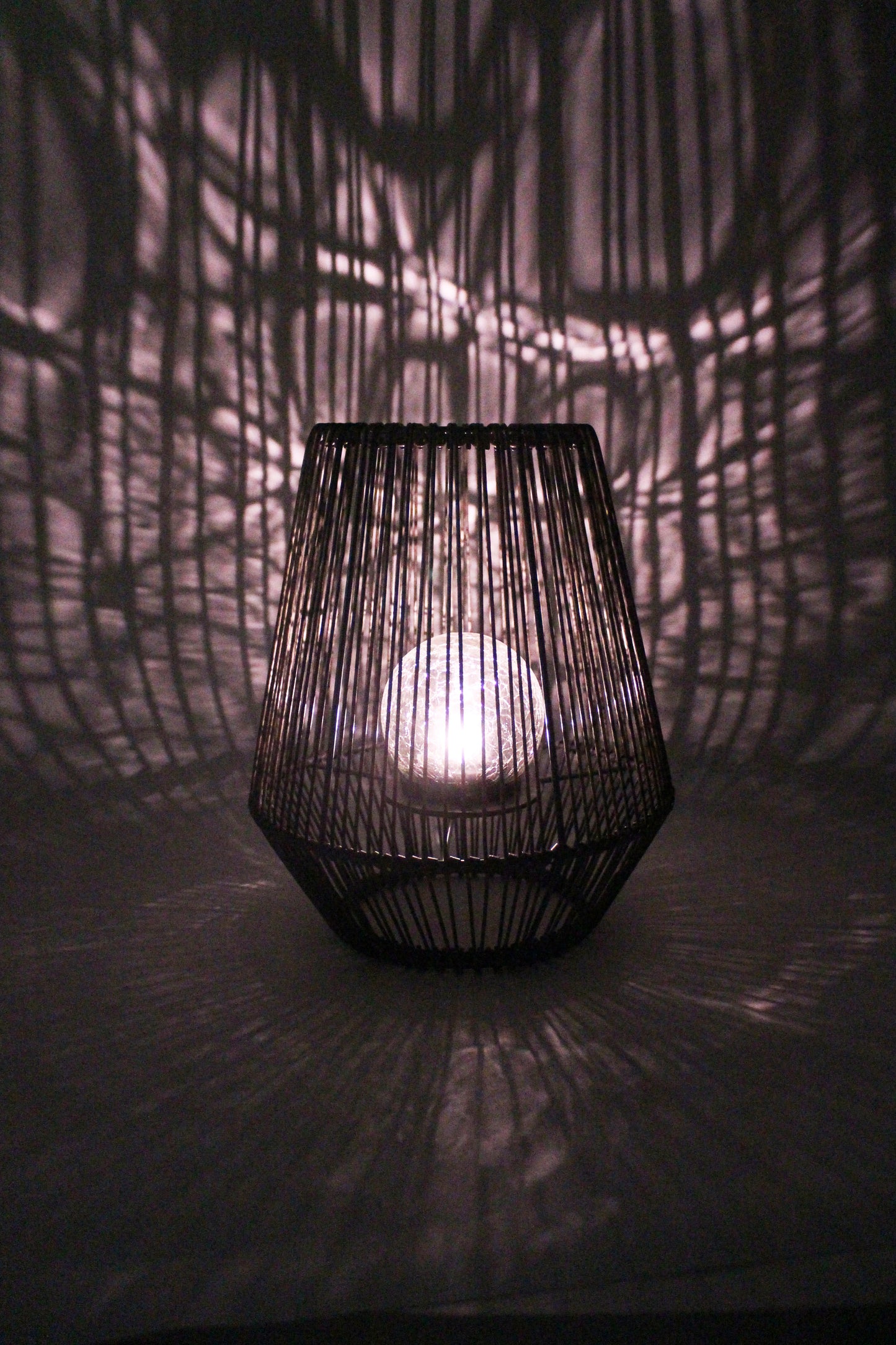 Solarlaterne Poly-Rattan 30 cm Höhe mit LED Glaskugel in Bruchglas-Optik