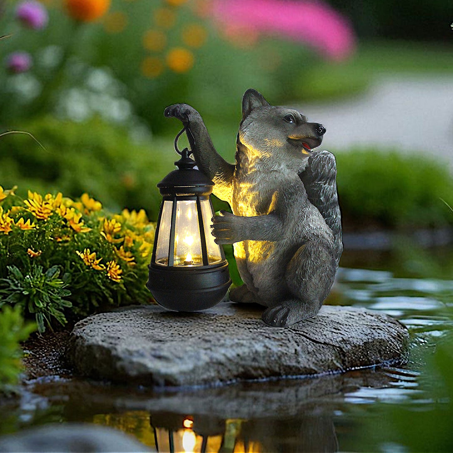 Waschbär Solarleuchte mit LED Laterne Solarlampe Gartenfigur aus Polyresin – warmweißes Licht bei Dämmerung – wetterfeste Deko 21 cm mit austauschbarem Akku