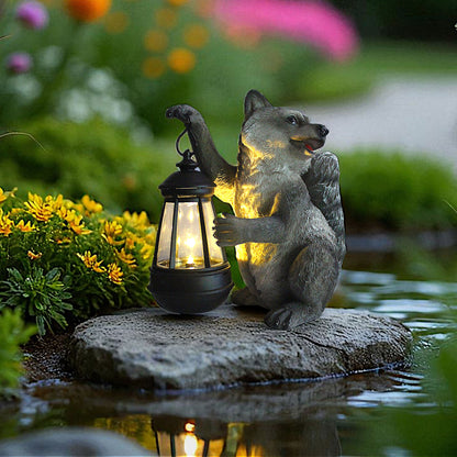 Waschbär Solarleuchte mit LED Laterne Solarlampe Gartenfigur aus Polyresin – warmweißes Licht bei Dämmerung – wetterfeste Deko 21 cm mit austauschbarem Akku