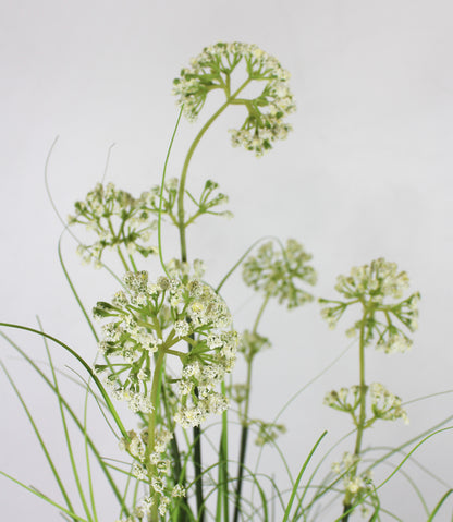Künstliches Gras 90 cm mit weißen Blüten Kunstgras Dekogras Kunstpflanze künstliche Pflanze im Topf