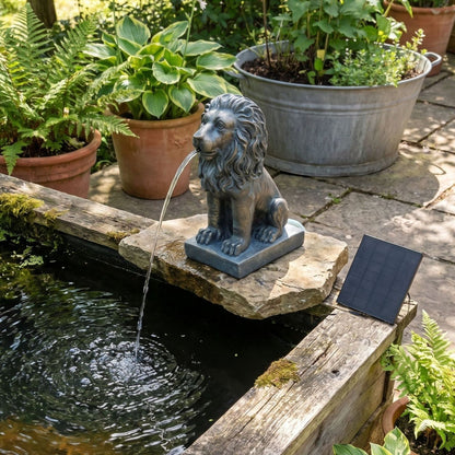 Löwe Solar Brunnen Wasserspeier solarbetrieben – Teichfigur mit Solarpumpe & Wasserspiel – Gartendeko aus Polyresin in Bronze-Optik 21×13x10 cm Solarteichfigur für Gartenteich & Wasserlauf
