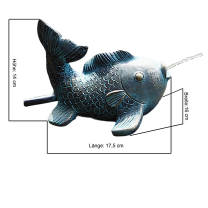 Fisch Karpfen Wasserspeier solarbetrieben – Teichfigur mit Solarpumpe & Wasserspiel – Gartendeko aus Polyresin in Bronze-Optik – 17,5 × 16 × 14 cm – Solarteichfigur für Gartenteich & Wasserlauf