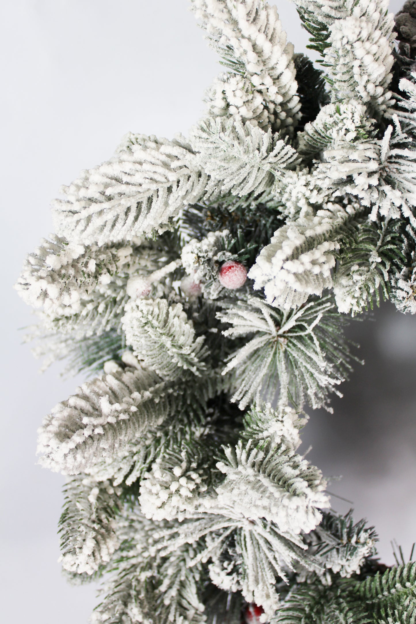 Künstlicher Weihnachtskranz 50 cm verschneit Kunstschnee Tannenzweige mit roten Ilex-Beeren & Tannenzapfen Deko-Kranz Spritzguss Mix