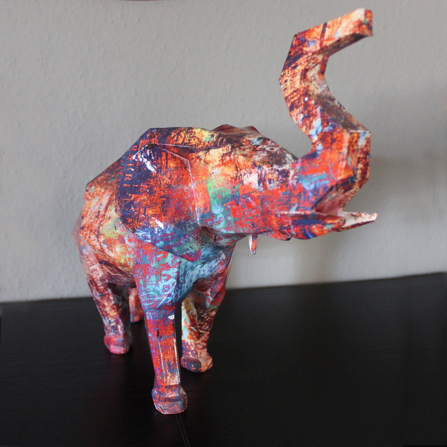 Dekofigur Elefant 38 cm Modernes Pop Art und Graffiti Design Kantige geometrische Skulptur aus Polyresin Bunte Deko für Wohnzimmer und Büro Hingucker und Geschenkidee