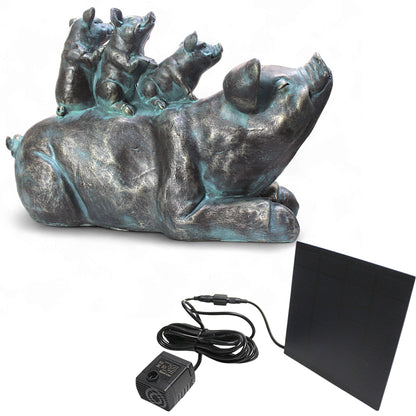 Familie Schwein Wasserspeier solarbetrieben – Teichfigur mit Solarpumpe & Wasserspiel – Gartendeko aus Polyresin in Bronze-Optik – 32 × 14 × 21 cm – Solarteichfigur für Gartenteich & Wasserlauf