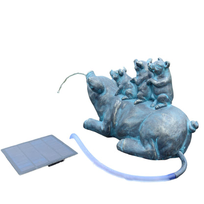 Familie Schwein Wasserspeier solarbetrieben – Teichfigur mit Solarpumpe & Wasserspiel – Gartendeko aus Polyresin in Bronze-Optik – 32 × 14 × 21 cm – Solarteichfigur für Gartenteich & Wasserlauf