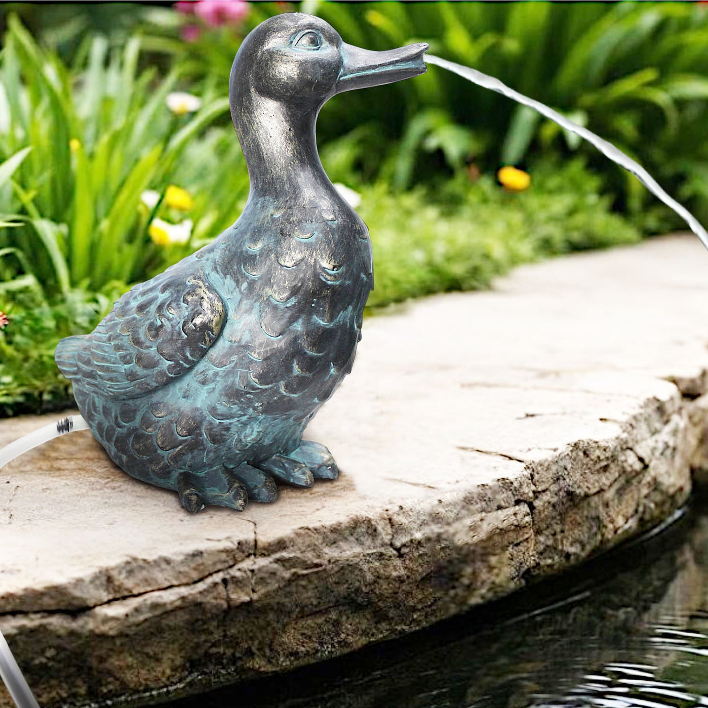 Ente Solarbrunnen Wasserspeier solarbetrieben – Teichfigur mit Solarpumpe & Wasserspiel – Gartendeko aus Polyresin in Bronze-Optik – 26,5 × 16,5 × 29,5 cm – Solarteichfigur für Gartenteich & Wasserlauf