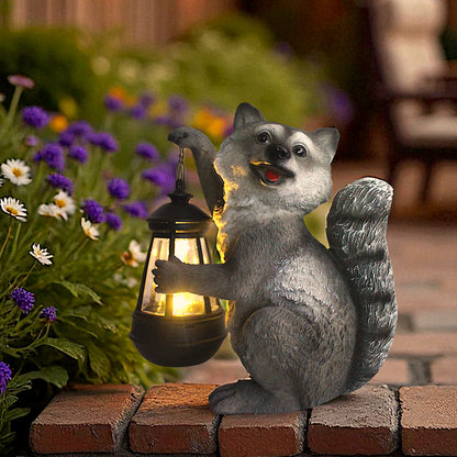 Waschbär Solarleuchte mit LED Laterne Solarlampe Gartenfigur aus Polyresin – warmweißes Licht bei Dämmerung – wetterfeste Deko 21 cm mit austauschbarem Akku