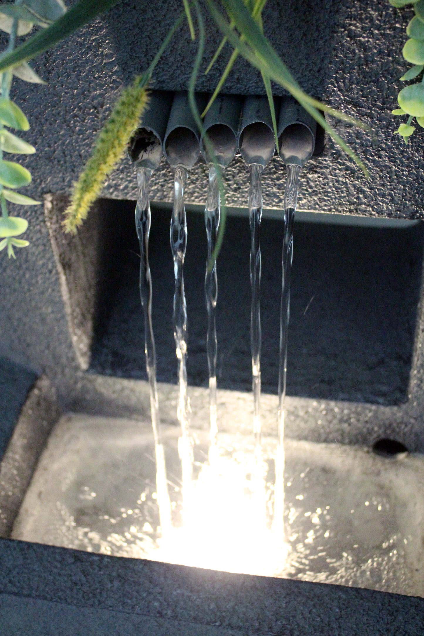 Gartenbrunnen mit Beleuchtung bepflanzbar Betonoptik 57 cm Springbrunnen