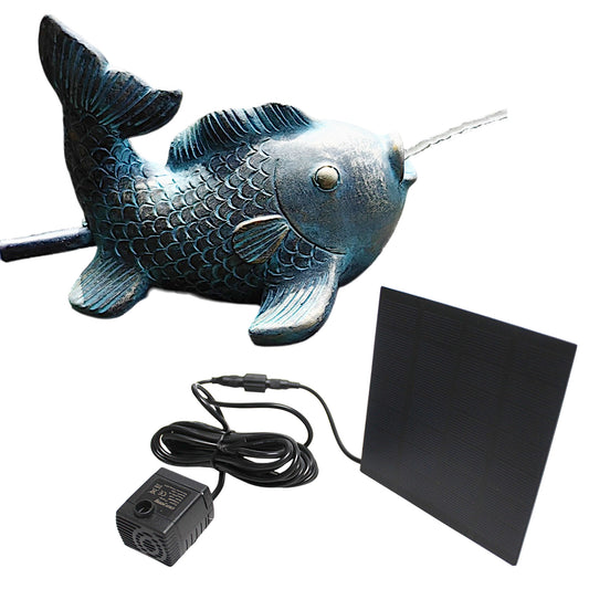 Fisch Karpfen Wasserspeier solarbetrieben – Teichfigur mit Solarpumpe & Wasserspiel – Gartendeko aus Polyresin in Bronze-Optik – 17,5 × 16 × 14 cm – Solarteichfigur für Gartenteich & Wasserlauf