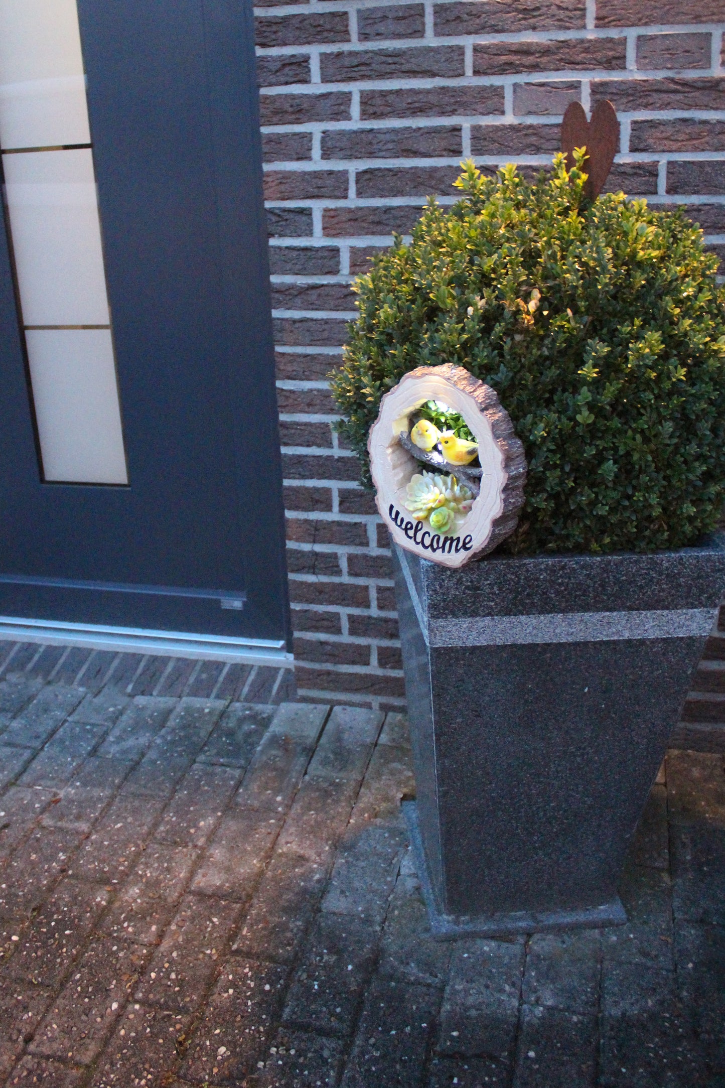 Solar Gartenfigur Welcome Baumstamm mit Vögeln Schild Figur beleuchtet