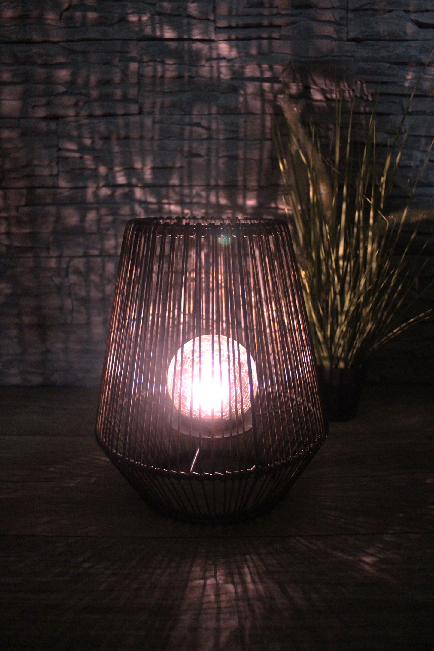 Solarlaterne Poly-Rattan 30 cm Höhe mit LED Glaskugel in Bruchglas-Optik