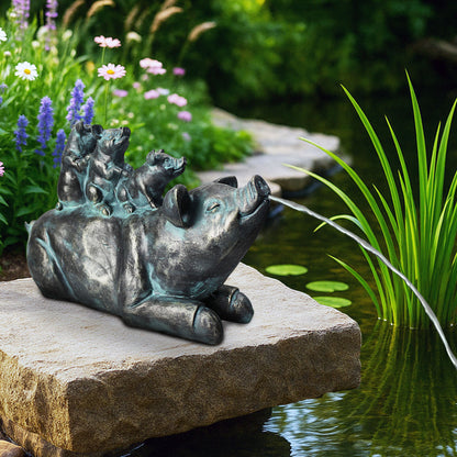 Familie Schwein Wasserspeier solarbetrieben – Teichfigur mit Solarpumpe & Wasserspiel – Gartendeko aus Polyresin in Bronze-Optik – 32 × 14 × 21 cm – Solarteichfigur für Gartenteich & Wasserlauf