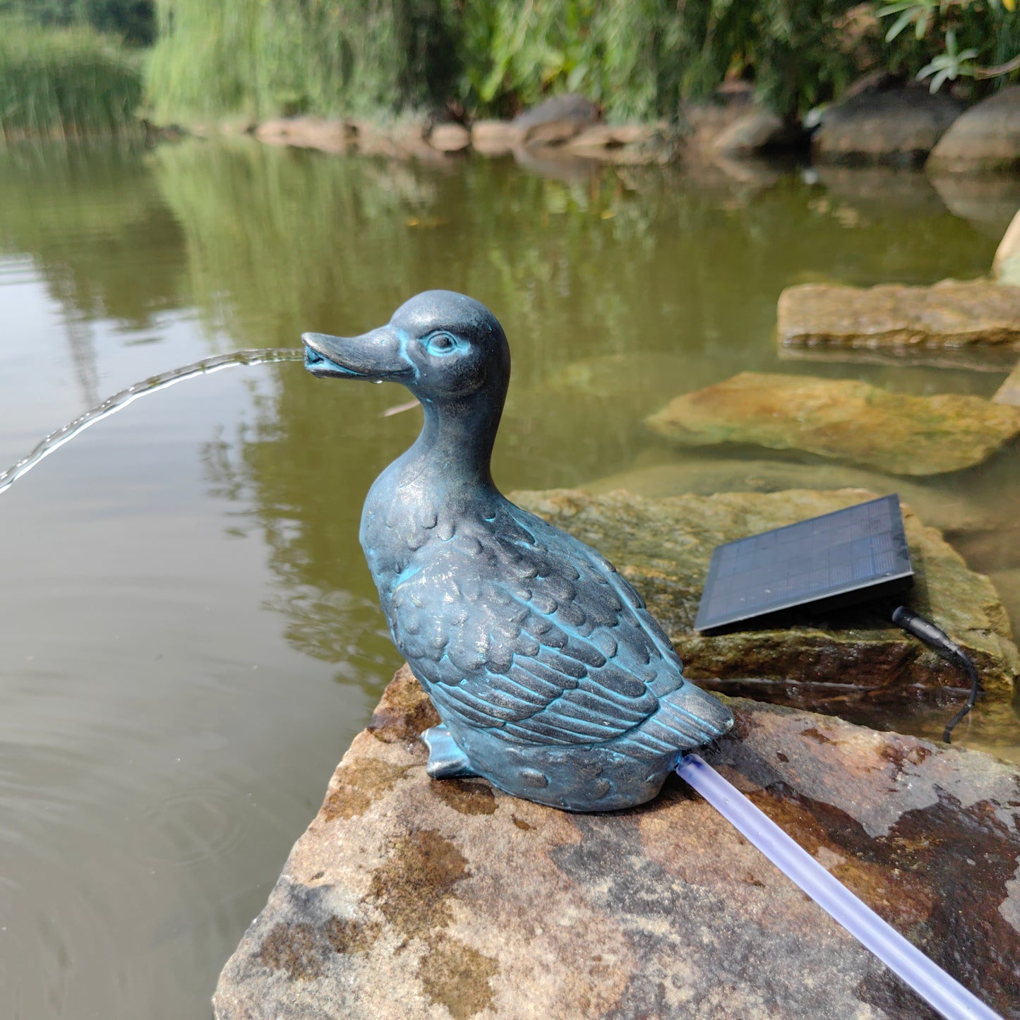 Ente Solarbrunnen Wasserspeier solarbetrieben – Teichfigur mit Solarpumpe & Wasserspiel – Gartendeko aus Polyresin in Bronze-Optik – 26,5 × 16,5 × 29,5 cm – Solarteichfigur für Gartenteich & Wasserlauf