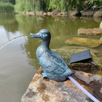 Ente Solarbrunnen Wasserspeier solarbetrieben – Teichfigur mit Solarpumpe & Wasserspiel – Gartendeko aus Polyresin in Bronze-Optik – 26,5 × 16,5 × 29,5 cm – Solarteichfigur für Gartenteich & Wasserlauf