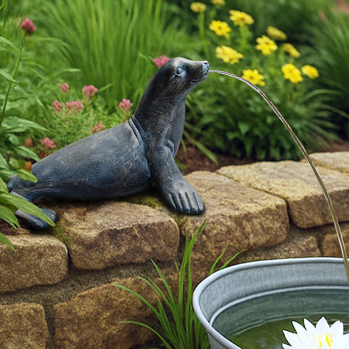 Seehund Wasserspeier solarbetrieben – Teichfigur mit Solarpumpe & Wasserspiel – Gartendeko aus Polyresin in Bronze-Optik – 30 × 23 × 20 cm – Solarteichfigur für Gartenteich & Wasserlauf