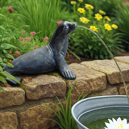 Seehund Wasserspeier solarbetrieben – Teichfigur mit Solarpumpe & Wasserspiel – Gartendeko aus Polyresin in Bronze-Optik – 30 × 23 × 20 cm – Solarteichfigur für Gartenteich & Wasserlauf