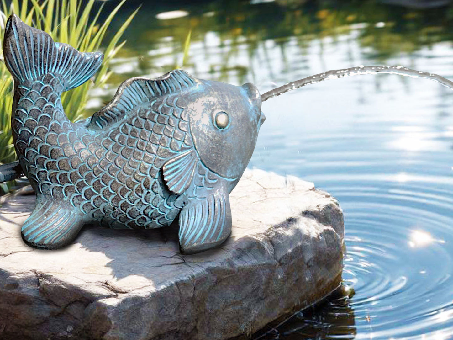 Fisch Karpfen Wasserspeier solarbetrieben – Teichfigur mit Solarpumpe & Wasserspiel – Gartendeko aus Polyresin in Bronze-Optik – 17,5 × 16 × 14 cm – Solarteichfigur für Gartenteich & Wasserlauf