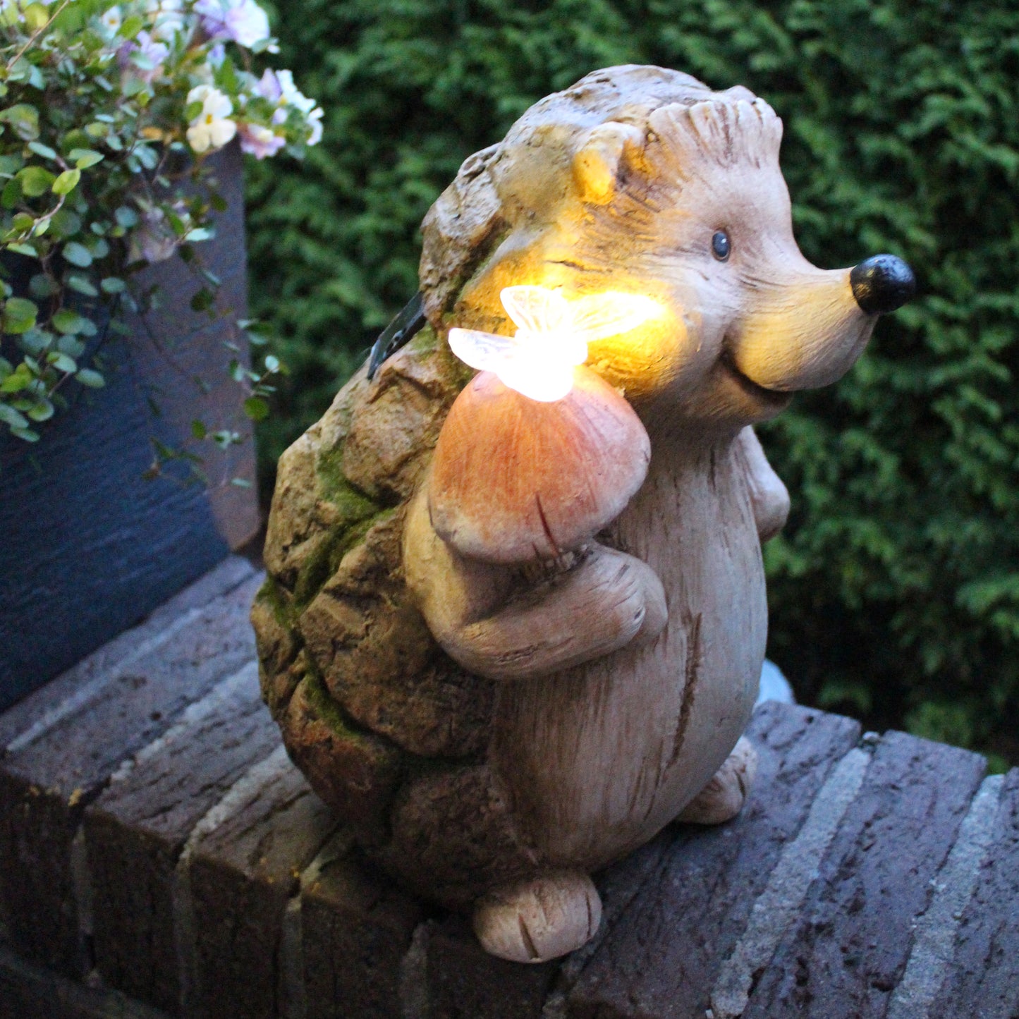 Solarleuchte Igel mit Schmetterling 33,5 cm in Holzoptik Gartenfigur Solarlampe