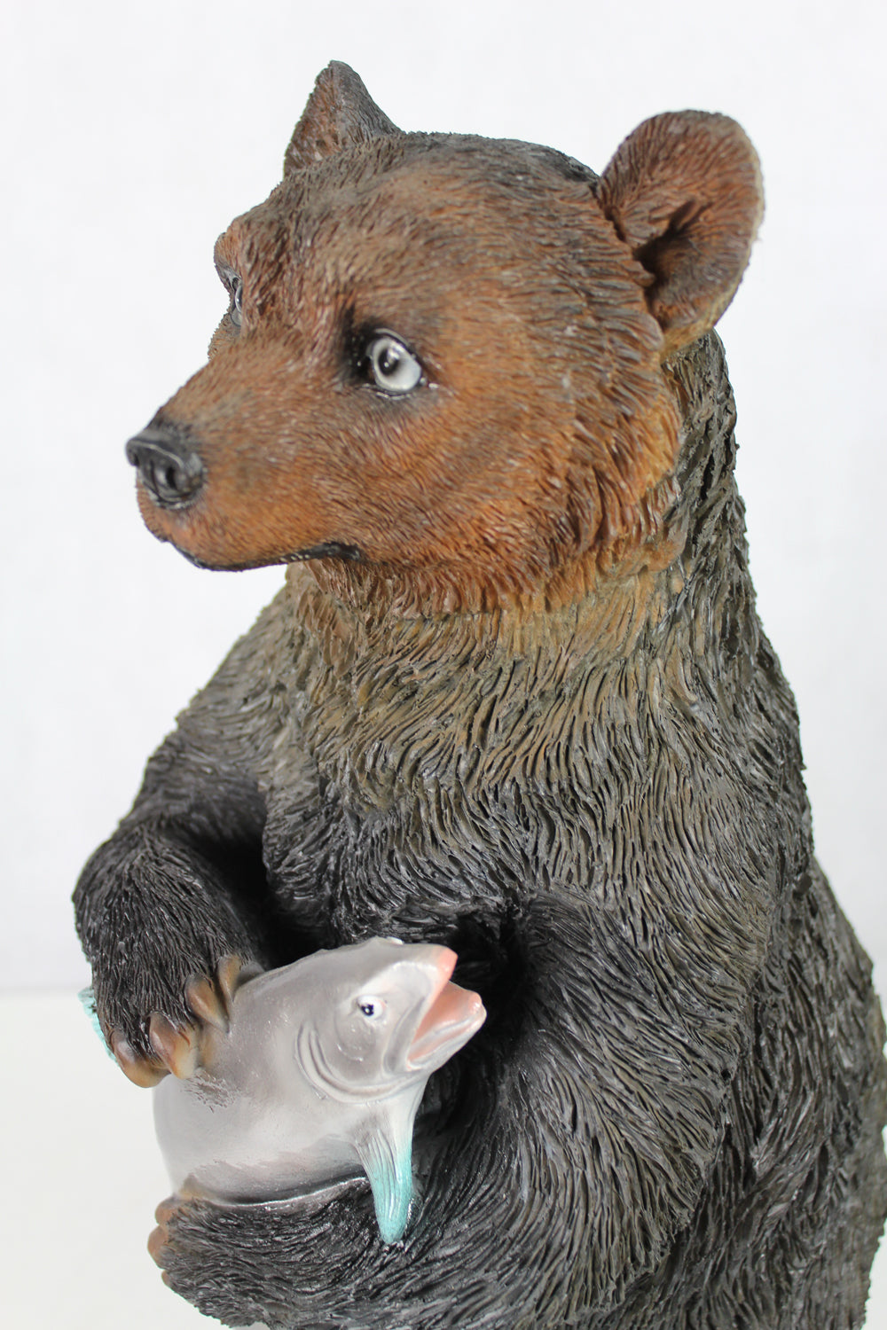 Tierfigur Bär mit Fisch Gartenfigur Teichdekoration